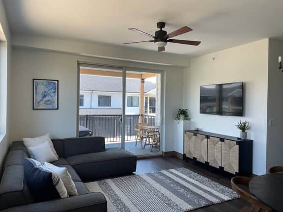 Fraser Escape w/ private hot tub & personal garage