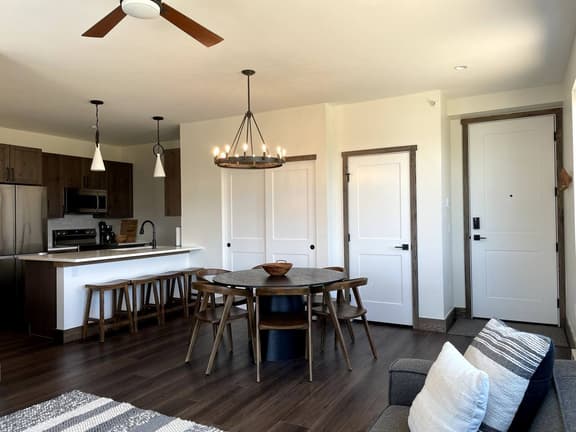 Fraser Escape w/ private hot tub & personal garage